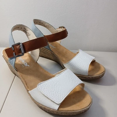 Rieker Women's Fanni 60 Faux Leather Wedge Sandals White Blue Tan Size 8 NWOB - Imagem 1 de 4