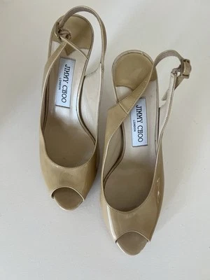 Zapatos de salón Jimmy Choo peep-toe con honda trasera en charol nude Foto 1 de 3