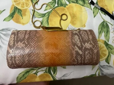 STUART WEITZMAN Bolso sin asas piel de serpiente con cadena Foto 1 de 4