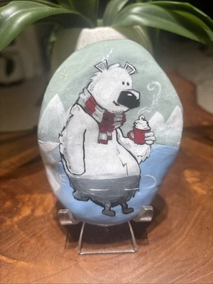 “带马克杯的北极熊”手绘岩石收藏品花园装饰艺术礼品 — 第 1/4 张图片