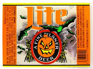 Etiqueta de cerveza Miller Brewing LITE A FINE PILSNER WI 12 oz Var. Calabaza de murciélagos #3 - Imagen 1 de 3