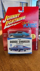 Dodge Charger Fastback 1966 plástico clásico Johnny Lightning #4 en azul - Imagen 1 de 3