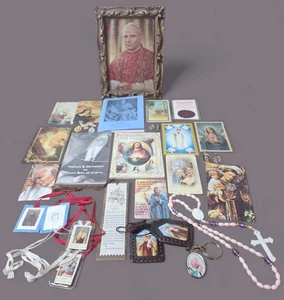 Großes katholisches Andachtslot Heilige Karten Medaillen Rosenkranz Skapuliere Papst Rahmen Buch - Bild 1 von 11