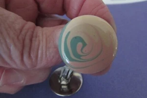 VINTAGE about 1" round enamel peach/green clip earrings - Picture 1 of 4