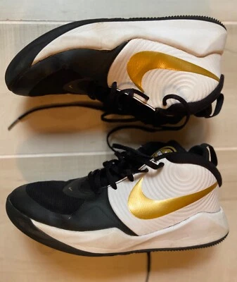 Nike Team Hustle Negro Dorado Blanco Zapatos de Baloncesto Talla 7Y Juvenil Foto 1 de 4