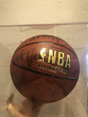 Balón autografiado del equipo Miami Heat, Dwyane Wade Udonis Haslem novato 2003 Foto 1 de 4
