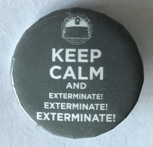 BBC Doctor Dr Who Keep Calm and Exterminate 1 1/4" Botón Pin Back Pinback NUEVO - Imagen 1 de 1
