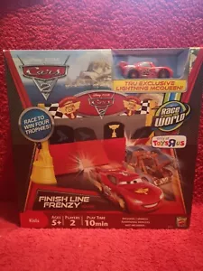 Cars 2 Finish Line Frenzy Spiel von Mattel. Exklusiv McQueen, Toys R Us Exclusive - Bild 1 von 4