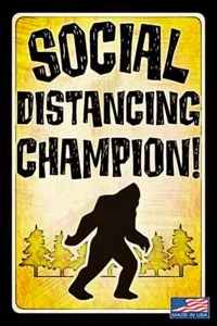LETRERO DE METAL SASQUATCH DE PIE GRANDE SOCIAL DISTANCIADO 8""X12"" ¡HECHO EN EE. UU.! MAN CAVE DIVERTIDO - Imagen 1 de 1