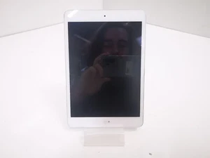 Apple iPad Mini 2 (A1489) - 7.9" / Silver / 32GBB / iOS 12 / WiFi - Picture 1 of 12