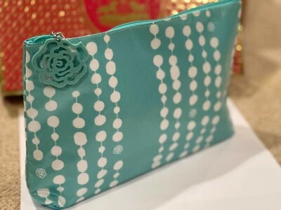 Bolsa de maquillaje Lancome a lunares azul Foto 1 de 4