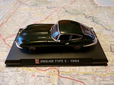JAGUAR E Verte 1964 IXO pour  Auto Plus 1/43 sur socle - Photo 1/4