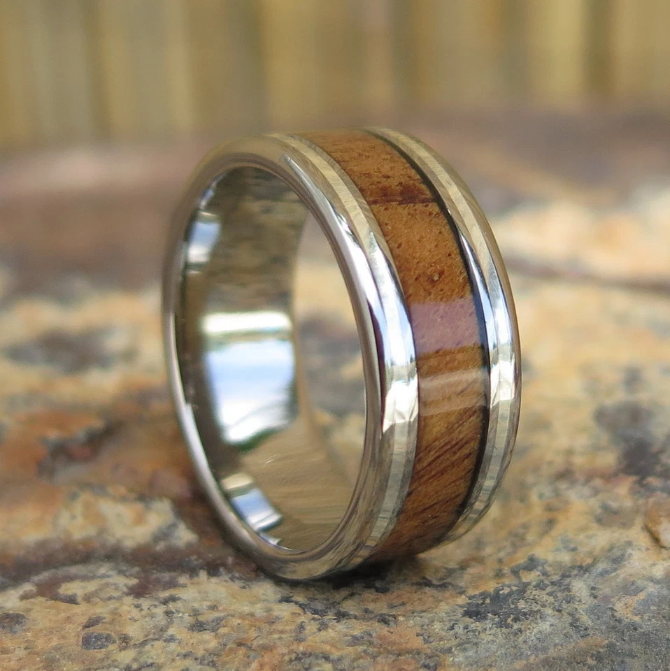 Alianza de anillo de boda de titanio brillante con incrustación de madera de koa hawaiano genuino 8 mm TWR1002 Foto 1 de 1