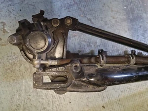 Kawasaki Schwinge mit Bremssattel, Ankerstrebe und Bremsleitung aus den 70er - Bild 1 von 6