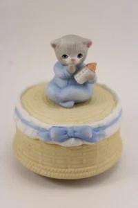 Estatuilla de pepino Schmid Kitty caja de música bebé niño gatito juega silencio pequeño bebé - Imagen 1 de 6