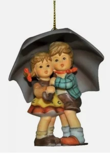 M.I. Hummel Sonnendusche Ornament #935509 Zeit, Junge & Mädchen unter Regenschirm - Bild 1 von 12