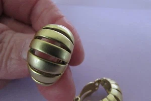 VINTAGE almost 1" burnished goldtone hoop clip earrings - Picture 1 of 4