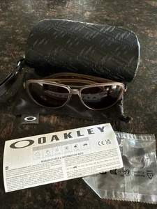 Oakley OO4129-2358 Split Time Sonnenbrille matt braun Prizm polarisiert mit Etui Neu mit Etikett - Bild 1 von 3