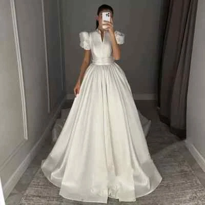 Vestidos de novia de satén mangas abullonadas blancos marfil cuello alto elegantes vestidos de novia Foto 1 de 4