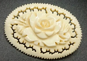 Vintage cremefarbene geschnitzte Rose ovale Kunststoff Brosche - TAIWAN - Bild 1 von 4
