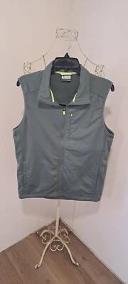 Novo com etiquetas! Colete masculino ASICS, tamanho pequeno.  - Imagem 1 de 4