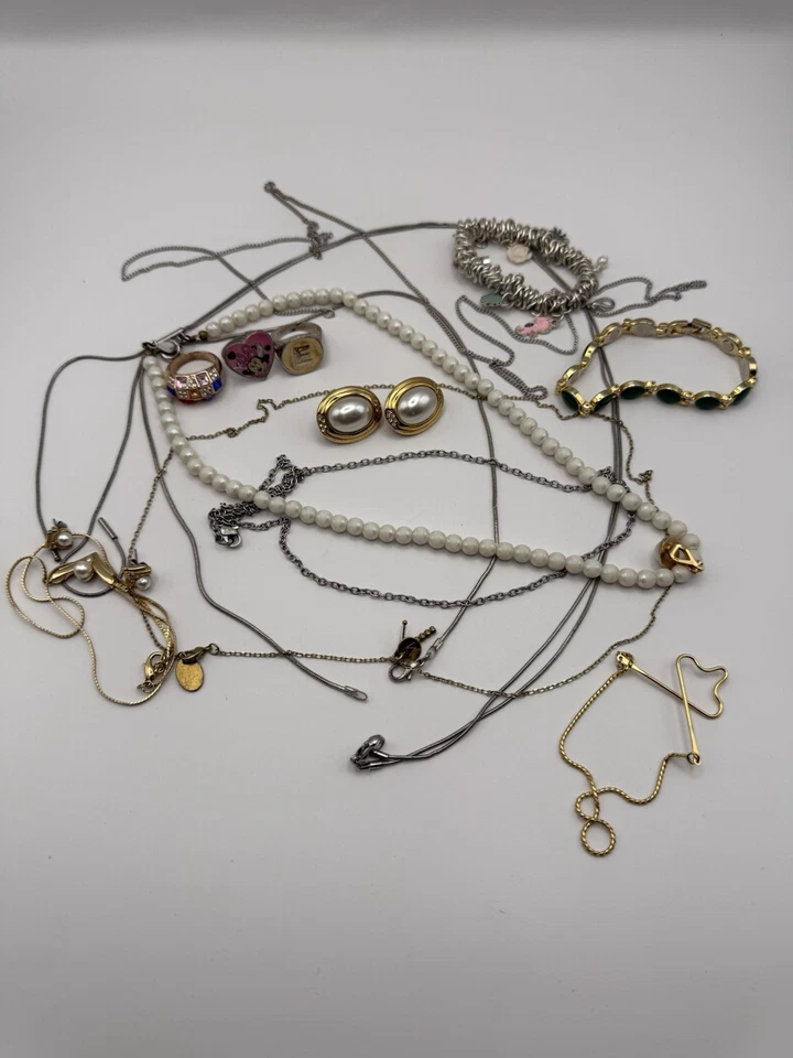 Konvolut Modeschmuck,Ketten,Ohrringe,Armbänder,Broschen,Ringe,Material divers - Bild 1 von 1