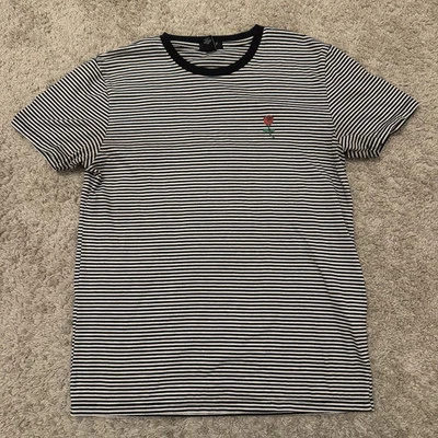 Camiseta Forever 21 Hombre Blanco y Negro Rayas Rojo Rosa Logo Estampado Talla Mediana Foto 1 de 4