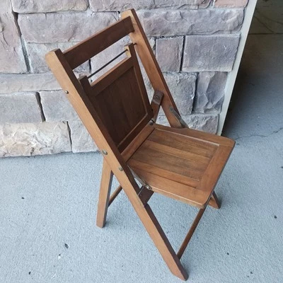 Silla plegable vintage antigua para niños con panel de madera de los años 50  Foto 1 de 4