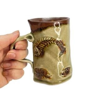 Art Pottery Handmade Two Toned Brown Glazed Fish Imprint Coffee Mug Signed - Foto 1 di 12