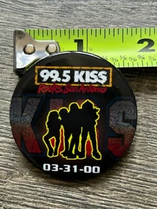Kiss Pin Button Abschiedstour San Antonio 2000 99,5 Radio Promo Vintage Kiss - Bild 1 von 2