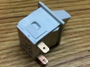 Interruttore luce porta frigorifero Whirlpool W11384469 Maytag Kenmore OEM RU - Foto 1 di 12