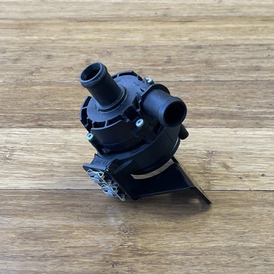 Bomba de refrigerante de agua Ferrari California T 2014-2017 3 k millas OEM Foto 1 de 4