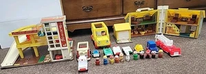 Vintage Fisher Price Little People 930, 192 & 952 Parkrampe Haus Bus wie besehen - Bild 1 von 15
