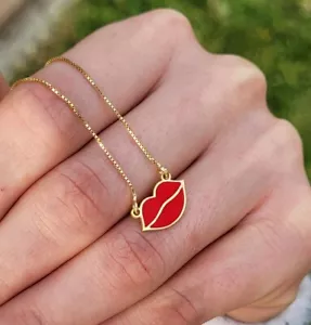 COLLANA LOLITA BOCCA SMALTATA ROSSA UN BACIO SOSPESO ARGENTO 925 PLACCATO ORO - Foto 1 di 2