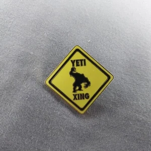 Disney YETI XING 2008 Giacca Cappello Spilla Bavero Sasquatch - Foto 1 di 2