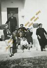 #51475 Griechenland 1950er Jahre. Gruppe von Verwandten und Freunden vor dem Haus. Foto