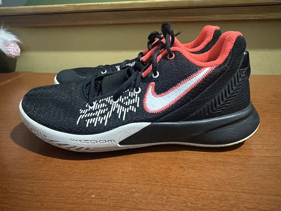 Nike Kyrie Flytrap 2 Hombres Talla 8 Zapatos de Baloncesto Tenis 'Bred' AO4436-008 Foto 1 de 4