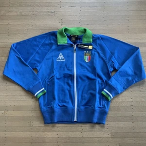 VINTAGE LE COQ SPORTIF BLU TRACK JACKET TAGLIA M FULL ZIP NUOVO CON ETICHETTE ITALIA - Foto 1 di 9