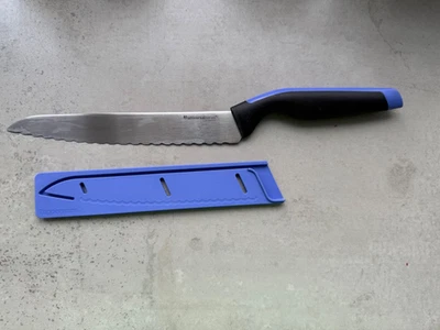 Tupperware Brotmesser, Universal-Serie,  schwarz/lila, mit Schutzhülle - Bild 1 von 3