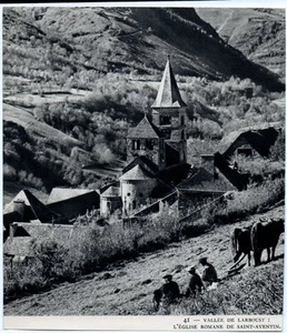 1952 -- VALLEE DE LARBOUST LABOUR DEVANT L EGLISE DE SAINT AVENTIN B822 - Picture 1 of 1