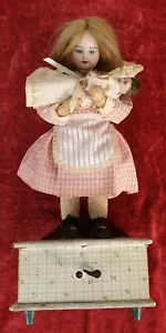 DOLL AUTOMATIQUE. BOÎTE DE MUSIQUE. ARMAND MARSEILLE. ALLEMAGNE.XIX-XXÈME SIECLE - Foto 1 di 1