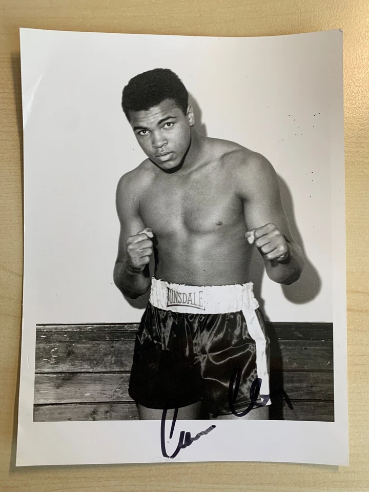Foto mit Original-Autogramm von Cassius Clay / Mohammad Ali - Bild 1 von 1