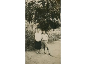 #64485 Griechenland 20er Jahre. Mutter und Sohn im Park. Foto PC Größe RPPC - Bild 1 von 4
