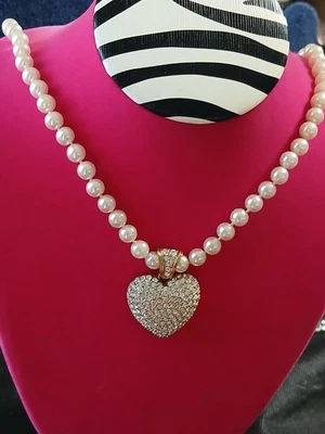 Collar Cookie Lee pedrería/cristales corazón colgante en cadena de cuentas de perlas Foto 1 de 4