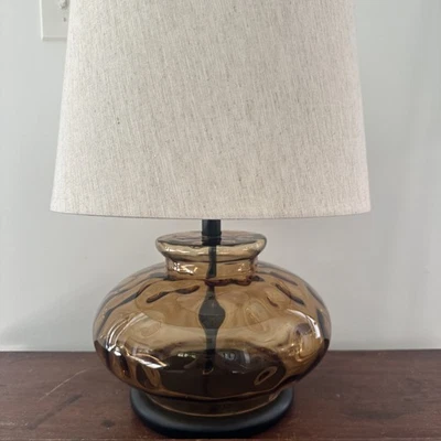 Lámpara de mesa ámbar de vidrio con hoyuelos 12” X 9”, LEER Foto 1 de 4