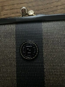 Auténtica billetera de monedas FENDI Pequin Kisslock 100%. Excelente estado. - Imagen 1 de 11