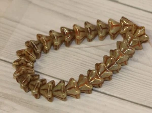 0273, Oro Amarillo con Acabado Picasso Pesado, 25 Cuentas, Flor Campana 6x9 mm, (bf5) - Imagen 1 de 1