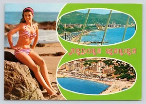 Andora Italian Riviera - Bonita Dama Posando Rosa y Blanco Rayas Bikini Postal - Imagen 1 de 2