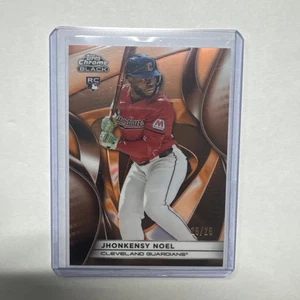 Tarjeta de novato 2025 Topps cromo negro #15 Jhonkensy Noel naranja refractor onda/25 - Imagen 1 de 3