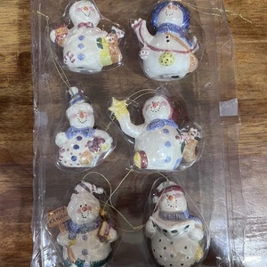 6 NEUE Vintage Keramik Schneemann Weihnachtsschmuck irisierend glänzend Pastell 4,25" - Bild 1 von 7